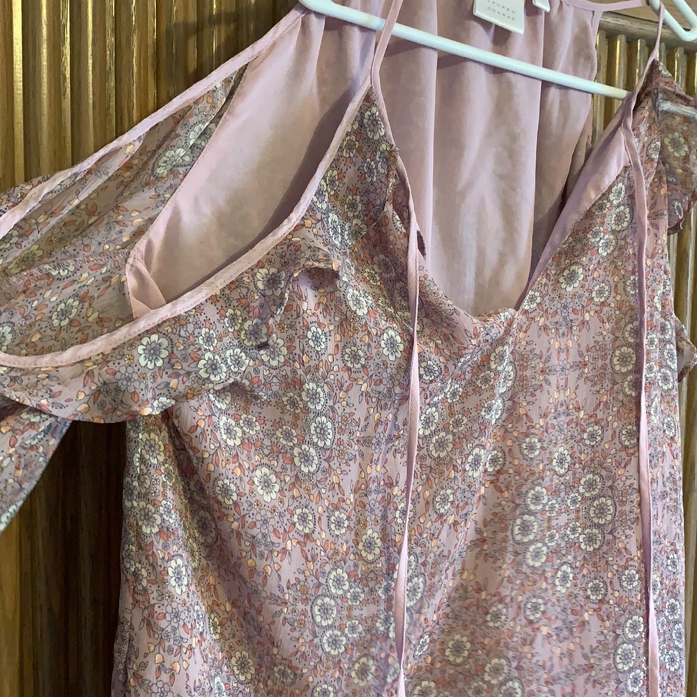Blouse with out shoulders.